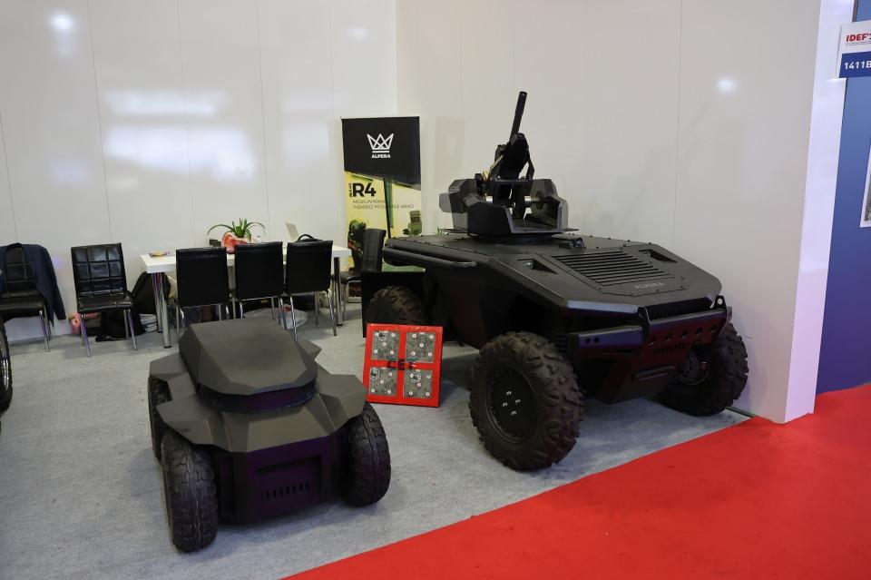 <p>IDEF 2021'de ilk kez görücüye çıkan, elektrikli ve insansız kara aracı Alkar R8'in 8 tekerlekli, tamamıyla elektrikli, kendi içerisinde mesafeyi artıracak dizel jeneratöre sahip bir araç olduğunu dile getiren Özbarlı, "2 buçuk ton sınıfında Seviye 3 ve Seviye 4'e kadar koruma faktörünü sağlayabilen bir insansız kara aracı. Şu an üzerindeki sistem 20 milimetrelik bir makinalı top. Aslında aracın kendi özellikleri dahilinde modüler bir yapıya sahip olması nedeniyle farklı görevlerde farklı zamanlarda hizmet verebilecek şekilde tasarlanmış, ülkemizin şartlarına, coğrafyasına ve ihtiyaçlarına uygun olarak değiştirilebilecek modüler alt yapıya sahip bir araç." ifadelerini kullandı.</p>
<p> </p>
<p> </p>