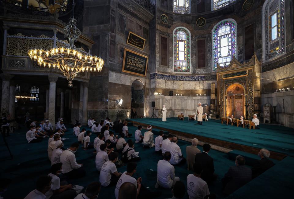 <p>İşte bu yüzden Cenab-ı Hakk'ın, bizlere nasip etmiş olduğu nimetlere karşı şükretmek için ibadet ediyoruz. Yediğimiz o nimetler, içtiğimiz içecekler, soluduğumuz hava, etrafımızdaki yeşillikler, akan dereler, çaylar, gökyüzündeki güneş, hepsi bizim için yaratılmış, insan için yaratılmış. </p>