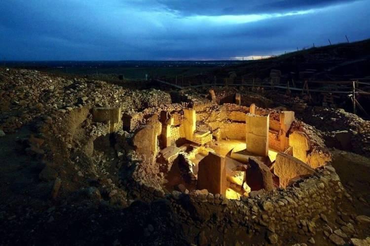 <p>Dr. Clare, alandaki taş oymaların önemli bir ipucu olduğunu savunuyor. Göbeklitepe'nin sütunlarını ve duvarlarını kaplayan ayrıntılı tilki, leopar, yılan ve akbaba oymaları için "her gün karşılaştığınız hayvanlar değil. Onlar resimden daha fazlasını ifade ediyor; grupları bir arada tutmak ve ortak bir kimlik yaratmak için çok önemli olan anlatılar" dedi.</p>

<p> </p>
