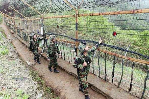 <p><strong>Kore Askersizleştirilmiş Bölge</strong></p>

<p>Kore Savunma Alanı, Kuzey ve Güney Kore’yi bölen bir toprak şeridi. 160 km uzunluğunda ve 2.5 mil genişliğinde olan bu bölge dünyanın en korunaklı sınırlarından biri.</p>
