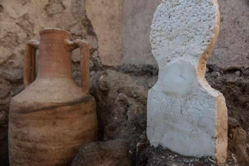 <p>Porta Sarno nekropol alanındaki kazıların, Pompeii arkeoloji parkı ile Valencia Avrupa Üniversitesi arasında ortak bir proje olduğu belirtildi. </p>
