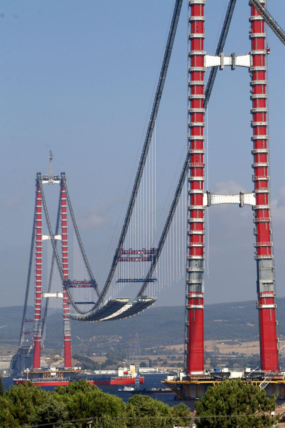 <p> Köprünün 770'er metre yan açıklıklarla toplam 3 bin 563 metre uzunluğunda olması planlanırken, 365 ve 680 metrelik yaklaşım viyadükleriyle toplam geçiş uzunluğu 4 bin 608 metre olacak. Gidiş geliş 3 şeritli olacak köprünün 45,06 metre genişlikte olması öngörülüyor. Köprü tabliyesinin iki tarafında bakım onarım amacıyla kullanılacak yürüme yolları olacak.</p>
<p> </p>