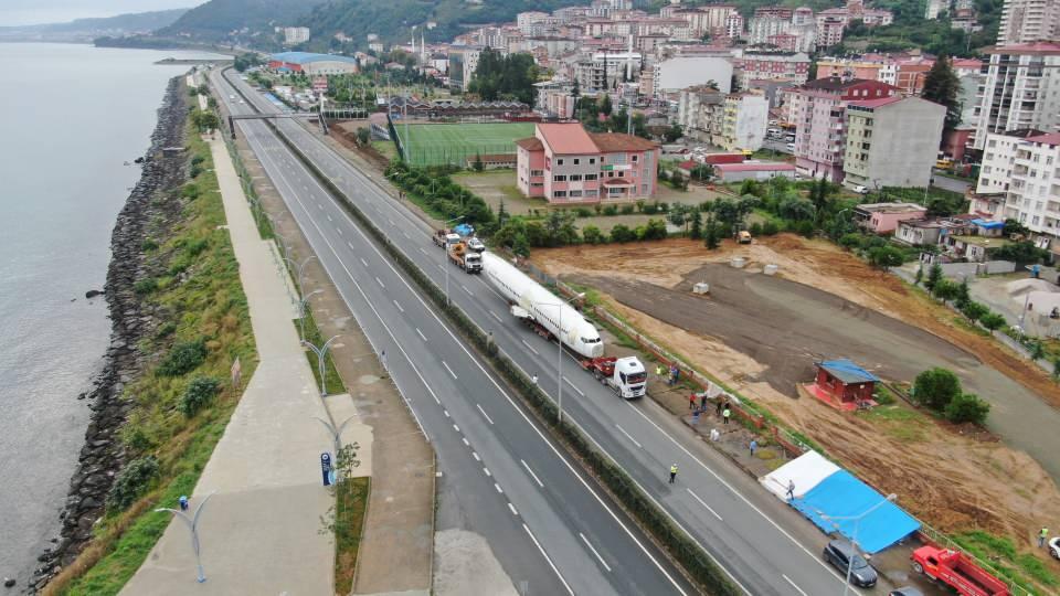 <p>Trabzon Havalimanı apronundan çıkartılan uçak, yaklaşık 15 kilometre uzaklıktaki ilçeye 4 saatte karayolu ile taşındı. 35 metre uzunluğunda, 18 ton ağırlığındaki uçak, ‘Millet Kıraathanesi’ olarak hizmet vermesi için ilçede planlanan alana vinç yardımıyla konuldu. </p>