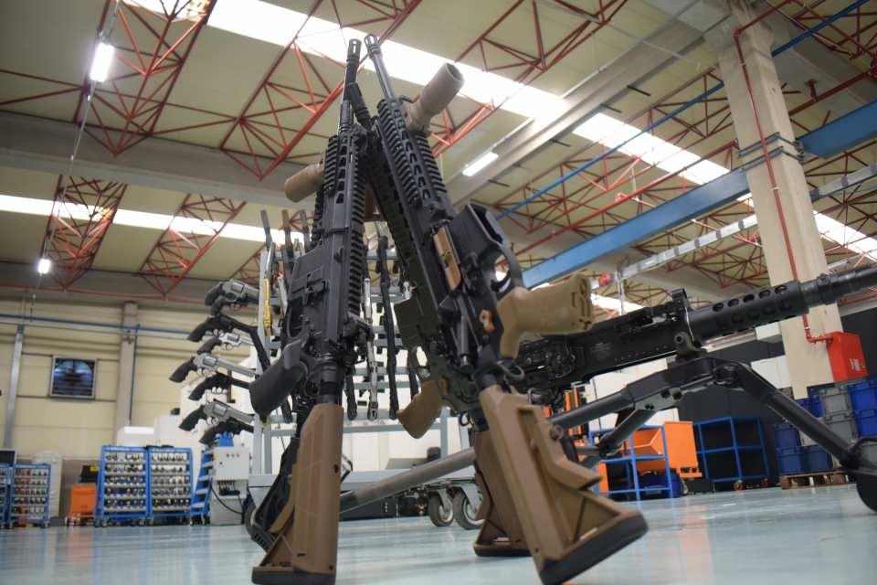 <p><strong>- "Yeni teslimatını yaptığımız SAR-762 MT'yi fuarda ilk kez sergileyeceğiz"</strong></p>
<p>Kızıltan, en çok övündükleri modellerin makineli tüfek olduğunu belirterek, "Yeni teslimatını yaptığımız SAR-762 MT'yi fuarda ilk kez sergileyeceğiz. </p>