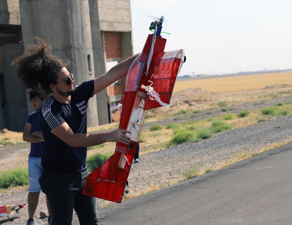 <p>Herkes merak içerisinde sonucu bekliyor. Uçağımızın bütün motor testleri yapıldı. Şuan üzerinde motorların ayarları yapılıyor. Eylül ayında inşallah uçağımızı gökyüzüyle buluşturmayı planlıyoruz."<br />
 </p>
