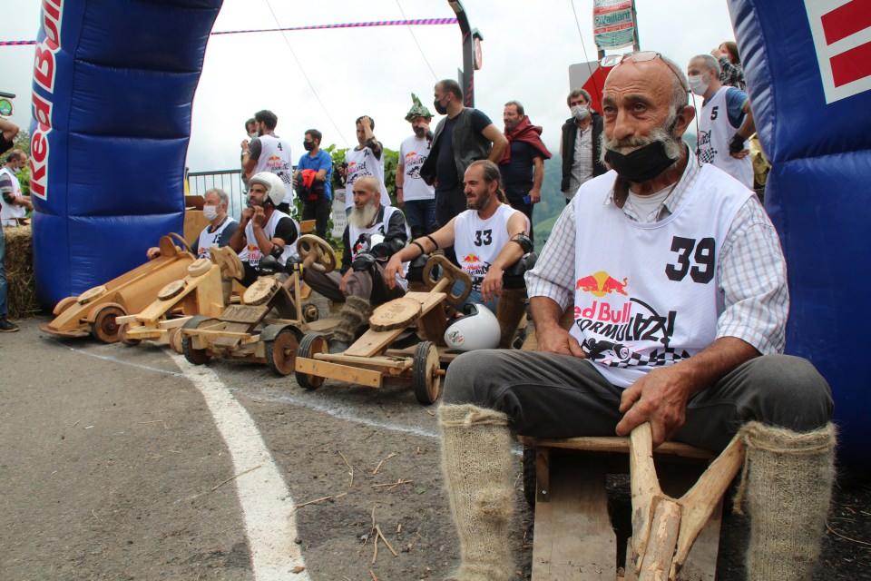 <p>Rize’nin Ardeşen ilçesinde pandemi nedeniyle ertelenen 'formulaz' tahta araba yarışları, düzenlendi. Bu yıl 12’ncisi gerçekleşen yarışlar, renkli görüntülere sahne oldu. Kıl çorap ve kara lastik giyen yarışmacılar 1600 metrelik parkurda tahta arabaları ile zor anlar yaşadı.</p>
<p> </p>