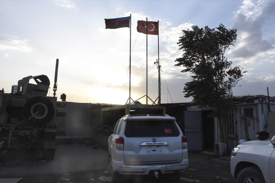 <p>Afganistan'ın başkenti Kabil'de ülkeden ayrılmak isteyenlerin beklediği Hamid Karzai Uluslararası Havalimanı ve çevresinde Türkiye ve Azerbaycan askerleri omuz omuza görev yapıyor.</p>

<p> </p>
