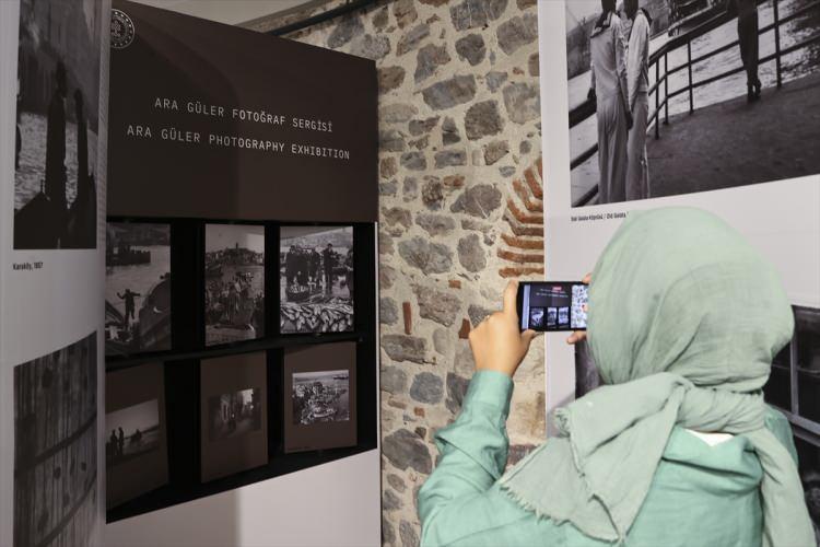 <p>Yıldız, Güler'in sanatı ve geride bıraktıklarıyla var olan bir usta olduğuna dikkati çekerek, "Farklılıklarımızın ne kadar zenginlik olduğunu bize gösteren huzuru, birliği ve beraberliği, İstanbul'un tarihini, medeniyet birikimini, müktesebatını en mükemmel şekilde fotoğraf kadrajına bırakan usta aslında bize çok şey bıraktı." değerlendirmesinde bulundu.</p>
<p> </p>
<p> </p>