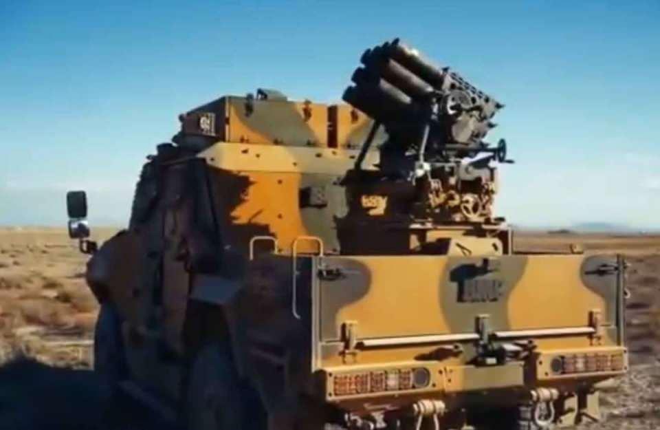 <p>ROKETSAN ile Makina ve Kimya Endüstrisi Kurumu tarafından geliştirilen 107 milimetre Çok Namlulu Roketatar (ÇNRA) Sistemi, Türk Silahlı Kuvvetleri (TSK) için hazır hale getirildi.<br />
<br />
 </p>

<p>Cumhurbaşkanlığı Savunma Sanayii Başkanı İsmail Demir, Twitter'dan yaptığı paylaşımda, Türk savunma sanayisinin kabiliyetlerini birleştirerek Mehmetçik'e sahada hızlı çözümler sunduğunu bildirdi.</p>

<p>Demir, "BMC üretimi Vuran aracına entegre edilen 107 milimetre ÇNRA test atışında hedefi başarıyla vurdu. Tek sette 12 roket ateşleyen ÇNRA'lı Vuran TSK’nın emrinde." ifadelerini kullandı.</p>

<p>İsmail Demir, paylaşımında, sistemi geliştiren ROKETSAN ile Makina ve Kimya Endüstrisi Kurumunu da etiketledi.</p>
