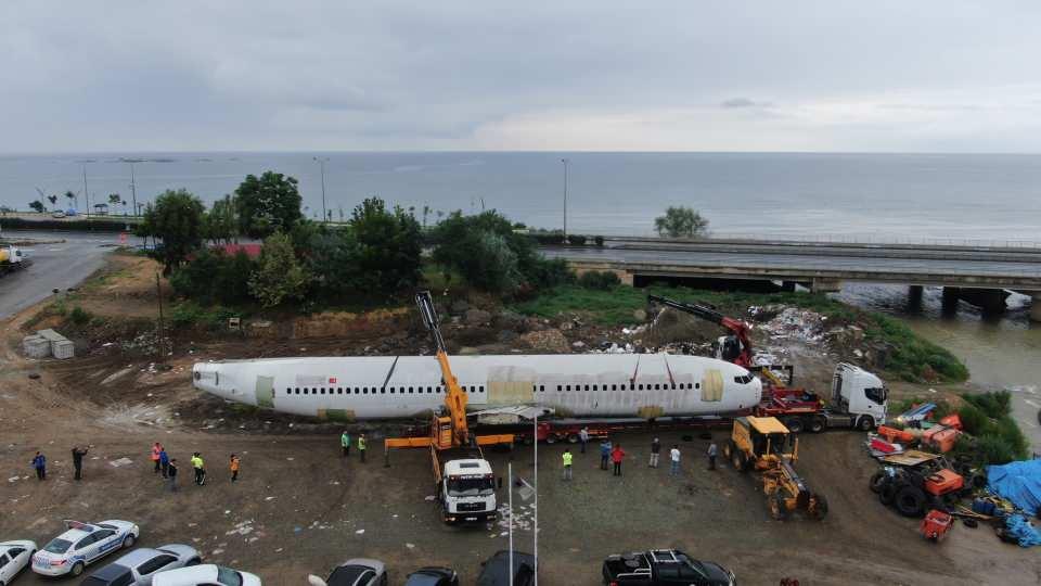 <p>Ankara-Trabzon seferini yapan özel bir havayolu şirketine ait 162 yolcu ve 6 mürettebatın olduğu Boeing 737-800 tipi yolcu uçağı, 13 Ocak 2018 Cumartesi günü saat 23.30 sıralarında Trabzon Havalimanı’na iniş yaptığı sırada kontrolden çıkarak pistin kuzey yönünde deniz tarafına yöneldi. </p>