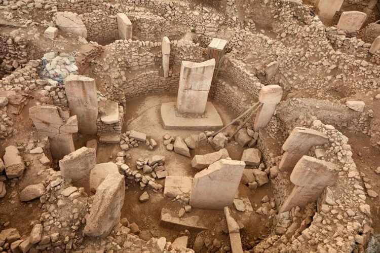 <p>Clare ve diğer arkeologlar artık Göbeklitepe'yi yüzyıllar boyunca süren ve tarımın başlamasına ön ayak olan bir inşa projesi olarak değil, avcı-toplayıcı toplulukların, etraflarını çeviren dünya değişirken, yok olan hayat tarzlarına tutunma girişimi olarak görüyor. Civar bölgelerden elde edilen bulgular, diğer bölgelerdeki insanların hayvanları ve bitkileri evcilleştirme girişimlerine başlamış olduklarını gösteriyor. Göbeklitepe sakinleri belki de bu girişime direniyordu.</p>

<p> </p>
