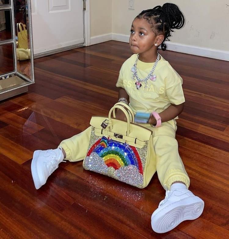 <p><span style="color:#000000"><strong>ABD'li ünlü rapçi Cardi B, üç yaşındaki kızı Kulture'ın lüks aksesuarlar taktığı fotoğrafları salı Instagram'da paylaştı. Kulture'ın Swarovski kristalleriyle kaplı gökkuşağı desenli Hermes Birkin çantası sosyal medyada dikkat çekti.</strong></span></p>
