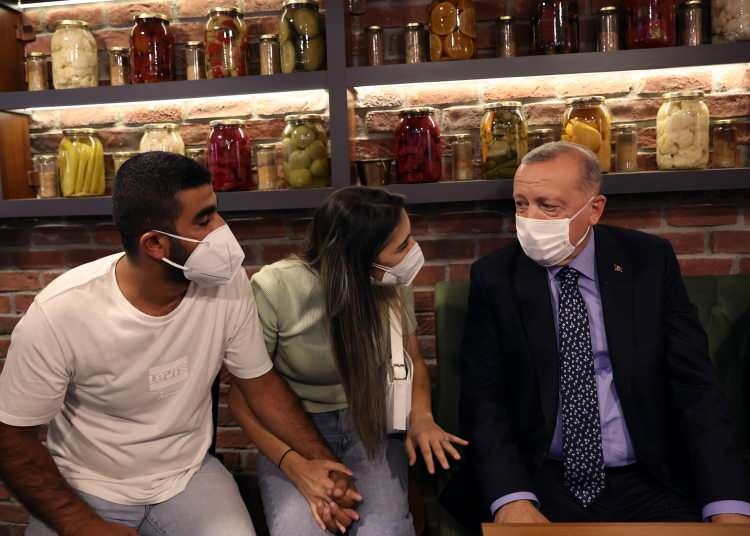 <p>Cumhurbaşkanı Recep Tayyip Erdoğan, Üsküdar'da bir restorana uğradı.</p>
