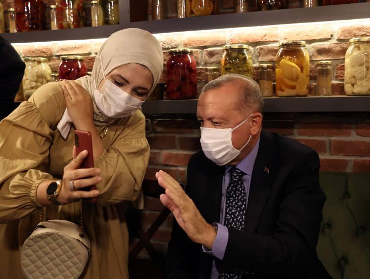 <p>İçeri girerek restoran sahibi İbrahim Deniz ve çalışanların yanı sıra vatandaşlarla bir süre sohbet eden Cumhurbaşkanı Erdoğan, burada çay içti.</p>

<p> </p>
