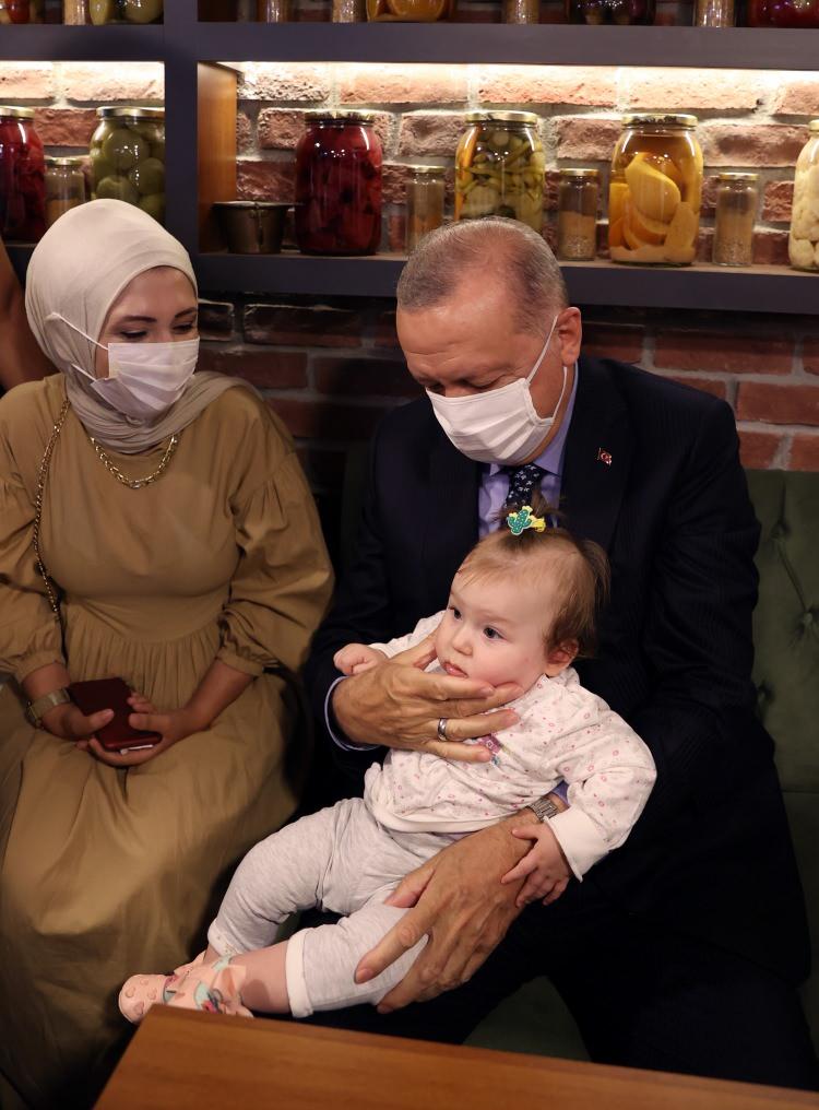 <p>Cumhurbaşkanı Erdoğan, restoran çıkışında kendisini bekleyen ve sevgi gösterisinde bulunan vatandaşlara el salladı.</p>

<p> </p>
