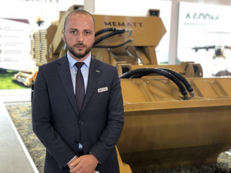 <p><strong>“Anlaşmalar sağlandı; Azerbaycan’la 20 adet, Burkino Faso’yla 4 adet”</strong><br />
<br />
MEMATT’ın mekanik mayın temizleme teçhizatı olarak da adlandırıldığını ifade eden İş Geliştirme Uzmanı Yasin Arslan, “Şirketimiz Milli Savunma Bakanlığı’na bağlıdır. Öncelikle Milli Savunma Bakanlığına bağlı MAFAM’ın ihtiyaçları doğrultusunda 6 adet üretmiştik. </p>

