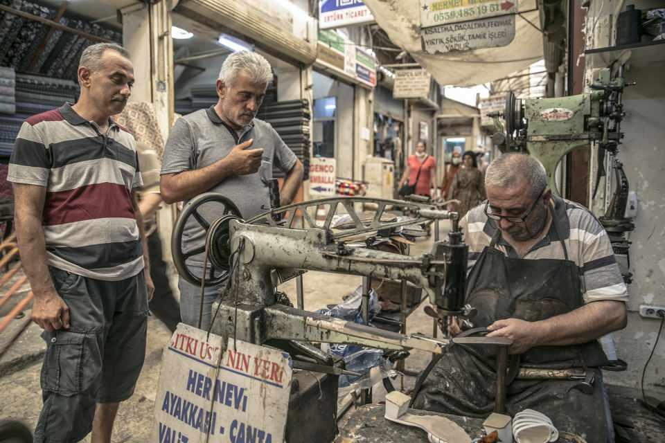 <p>Hatay'da 6 yaşındayken dedesinin yanında çırak olarak başladığı ayakkabı tamirciliğini 60 yıldır sürdüren Mehmet Sıtkı Yenilmez, unutulmaya yüz tutmuş köşkerliği devam ettirmenin gururunu yaşıyor.</p>
<p> </p>