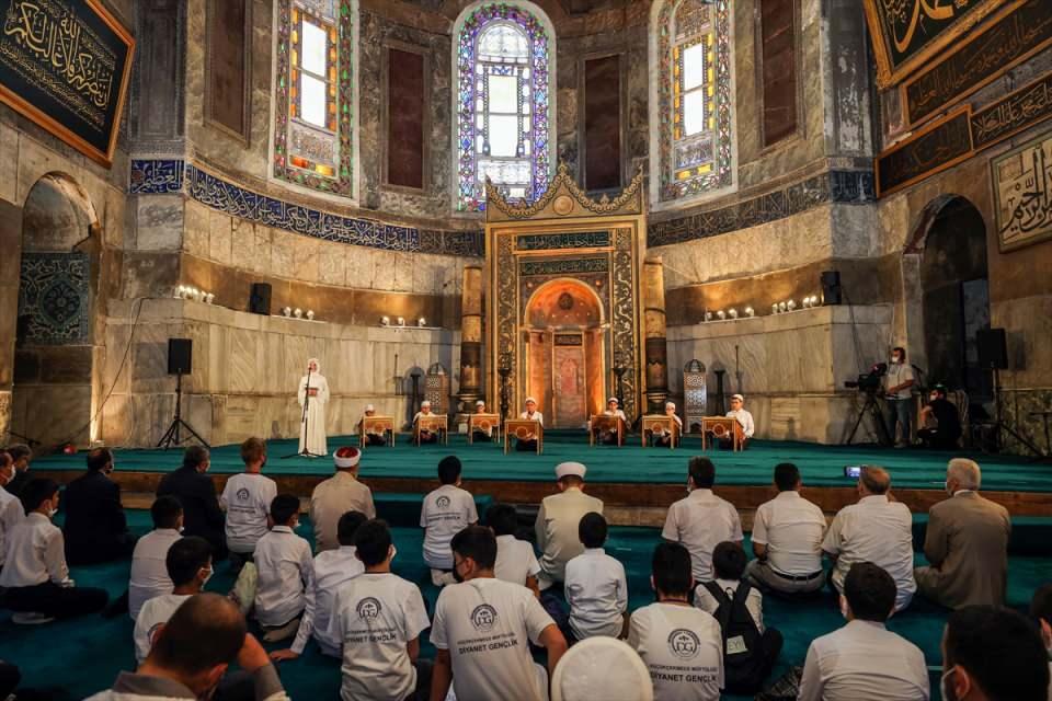 <p>Bu derslerin yaz Kur'an kurslarıyla takviye edildiğini dile getiren Erbaş, "Yapılan araştırmalar gösteriyor ki, ülkemizdeki insanların yüzde 80 küsuru, temel dini bilgilerini yaz Kur'an kurslarımızda, camilerimizdeki hocalarımızdan öğreniyorlar. Yüzde 20'ye yakın kısmı da örgün eğitim ile öğreniyorlar. Demek ki yaz Kur'an kurslarımızın önemi burada öne çıkıyor." dedi.</p>

<p> </p>
