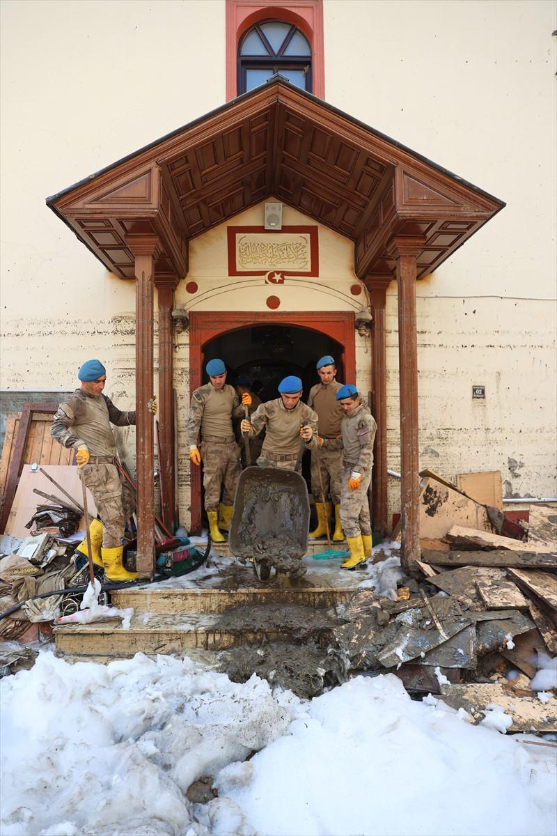 <p>Komandolar, 11 Ağustos'ta yaşanan sel felaketinde sular altında kalan camideki çamur tabakasının temizlenmesinin ardından camiyi deterjan ve sabunla yıkadı.</p>

<p> </p>
