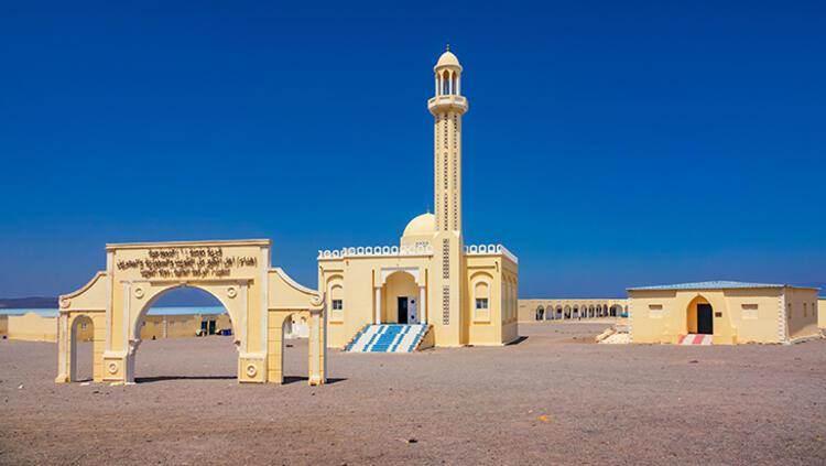 <p>Cibuti </p>

<p>Afrika'nın bir diğer az ziyaretçi çeken rotası ise Cibuti. Yemen'in hemen karşısında, Kızıldeniz'in başladığı noktada bulunan Cibuti, çoğunluğun Arapça konuştuğu bir ülke. 920 bin kişinin yaşadığı ülke siyasi çalkantılar ve olanaksızlardan ötürü turizm potansiyelini gerçeğe dönüştüremeyen bir diğer Afrika ülkesi olarak karşımıza çıkıyor.</p>
