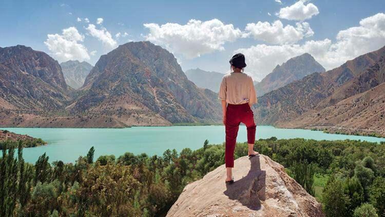 <p>Tacikistan </p>

<p>Orta Asya'da, turistlerin pek de gitmediği bir diğer rota ise Tacikistan. Ekonomik olarak zayıf bir ülke olan Tacikistan öte yandan keşfedilmeyi bekleyen doğa güzelliklerine de ev sahipliği yapmakta. Tarihi ipek yolu üzerinde yer alan Tacikistan'ın %90'ı dağlarla kaplı. Bu da ülkede ulaşım açısından büyük bir engel oluşturuyor.</p>

