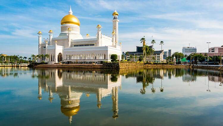 <p>Brunei</p>

<p>Malezya'ya komşu bir sultanlık olan Brunei, dünyanın en küçük ülkelerinden biri olma özelliği taşıyor. Zengin doğal kaynaklarıyla dikkat çeken ülkede gelir adaletsizliği olmakla birlikte kişi başına düşen gelir oldukça yüksek seviyede. Dışarıya kapalı bir ülke olan Brunei, doğasıyla da dikkat çekiyor.</p>
