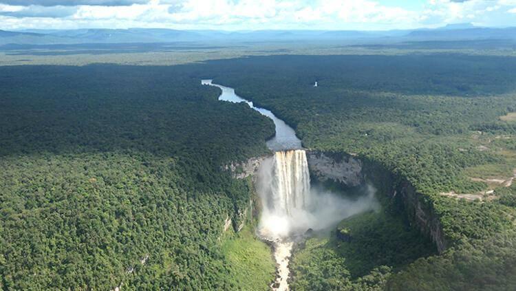 <p>Guyana </p>

<p>Bu sefer rotamızı Amerika kıtasına çeviriyoruz. Güney Amerika ülkesi Guyana, dünyada doğal güzellikleriyle dikkat çekse de hakkında çok da bir fikir sahibi olunan yerlerden biri değil. Dışarıya kapalı bir ülke olan Guyana, bu nedenle çok az sayıda yabacı ziyaretçiyi ağırlamakta. 790 bin kişinin yaşadığı ülkede sömürge döneminin izleri günümüzde de etkisini göstermekte.</p>

