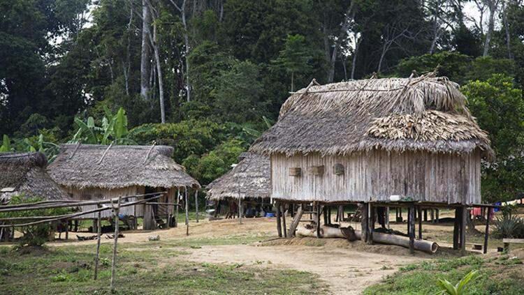 <p>Surinam </p>

<p>Uzun yıllar Hollanda sömürgesi olan Surninam, günümüzde Amerika kıtasında, en yoğun Afrikalı göçmen nüfusa sahip ülkelerden biri olma özelliği taşıyor. Başkenti Paramaribo'nun renkli yapılarıyla dikkat çeken Surinam öte yandan da oldukça fakir bir ülke. Surinam turist sayısı bakımından da oldukça geride.</p>
