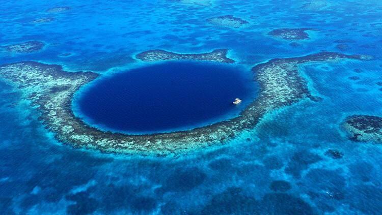 <p>Belize </p>

<p>Karayiplerin tabiat harikası ülkesi Belize, sahip olduğu güzelliklere rağmen az sayıda turist ağırlayan bir yer. Orta Amerika ülkesi olan Belize'de genelde dünyanın önde gelen zenginlerinin kiraladığı küçük adalar bulunmakta. Ama bunun dışında Belize, dışarıdan çok fazla turist ağırlayan bir ülke değil.</p>
