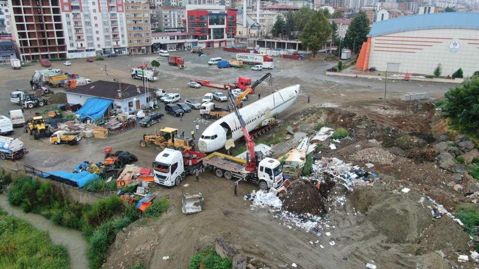 <p>Trabzon Havalimanı apronunda aylarca taksi pozisyonunda bekletilen uçağın sigorta şirketi tarafından ihaleye çıkarılması ve bir firma tarafından ihalesinin alınması sonrasında 23 Temmuz 2018 tarihinde söküm işlemlerine başlandı. </p>
