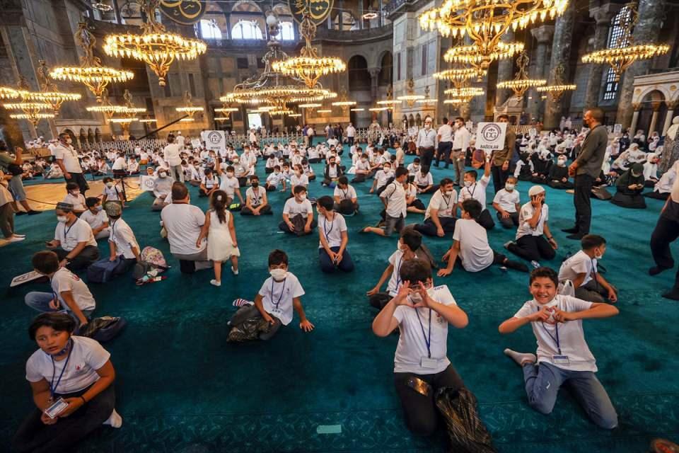 <p>Erbaş, çocukların kendileri için çok önemli olduğunu kaydederek, "Sizler, istikbalimizi emanet edeceğimiz en büyük değerlerimizsiniz. Bu yüzden Rabbimizin rızasına ve Peygamber Efendimizin hayatına getirdiği değerlere uygun bir şekilde yetişmemiz gerekiyor." diye konuştu.</p>
<p> </p>