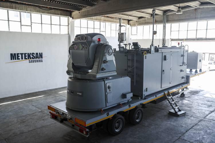 <p><strong>- "Süper güçlerde var"</strong></p>
<p>Nazar Projesi'nin hedefinin, askeri üs ve tesisler ile Deniz Kuvvetlerinin önemli platformlarının elektro-optik ve kızılötesi arayıcı başlığa sahip füzelere karşı korunması olduğunu vurgulayan Cankara, şöyle konuştu:<br />
<br />
"Bunu yaparken de aslında diğer konvansiyonel sistemlerden farklı olarak bu kez lazer teknolojilerini kullanıyoruz. Lazer teknolojileri şu anda elektronik karşı tedbir amacıyla kullanabilen dünyada çok az sayıda ülke var, bunlar da daha çok 'süper güç' dediğimiz ülkeler. Sahaya inen ürünler ise bir elin parmaklarından çok daha az. O yüzden Nazar Projesi ile elde ettiğimiz yetenek gerçekten ülke savunması açısından önümüzdeki 10 yıl içinde çok büyük bir değer yaratacak ve ortaya çıkacak ürünler dünya pazarında önemli bir ihracat kapısı olacak."</p>