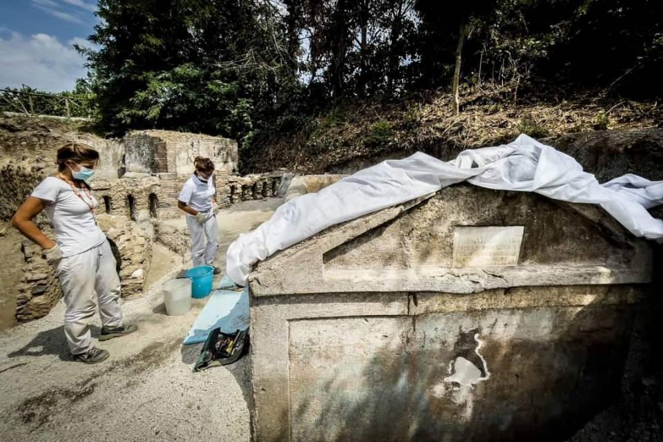 <p>Mezarın, MS 79’da Vezüv Yanardağı’nın patlamasıyla Pompeii’nin yıkılmasından 10 yıl öncesine ait olduğuna inanılıyor. Kalıntıların, Pompeii’de ‘şimdiye kadar keşfedilen en iyi korunmuş’ insan kalıntıları olarak tanımlandığı ve kalıntıların arasında 60 yaşında öldüğü tahmin edilen Secundio’nun beyaz saçları ve kısmen görünen kulağının yer aldığı belirtildi. </p>