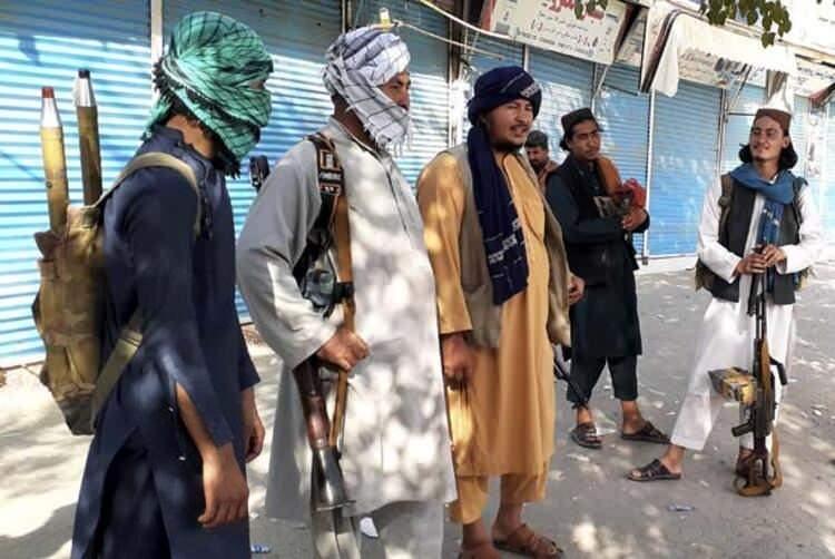 <p>YOK EDİLMEYEN HER ŞEY ARTIK TALİBAN'IN</p>
<p>Amerikan gazetesi The Hill, geçen yıl Afganistan Yeniden Yapılanma Özel Müfettişliği'nin (SIGAR) bir raporuna atıfta bulunarak, 2017'den 2019'a kadar sadece iki yıl içinde ABD'nin 7.035 makineli tüfek, 4.702 Humvee, 20.040 el bombası, 2.520 bomba ve 1.394 bombaatar verdiğini kaydetti.</p>