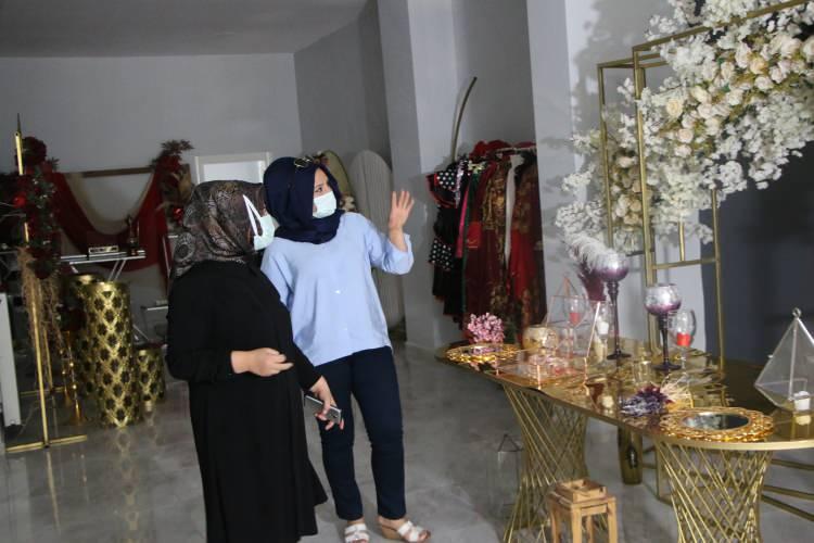 <p>Ev ekonomisine ciddi anlamda katkı sağlayan ve aynı zamanda yaklaşık 20 kişiye istihdam alanı oluşturan Özçelik, verilen destekle birçok kadının istedikleri noktaya gelebileceğini kaydetti.</p>