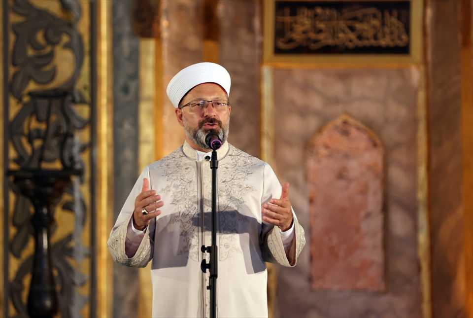 <p>Diyanet İşleri Başkanı Ali Erbaş, "Yapılan araştırmalar gösteriyor ki, ülkemizdeki insanların yüzde 80 küsuru, temel dini bilgilerini yaz Kur'an kurslarımızda, camilerimizdeki hocalarımızdan öğreniyorlar. Yüzde 20'ye yakın kısmı da örgün eğitim ile öğreniyorlar. Demek ki yaz Kur'an kurslarımızın önemi burada öne çıkıyor." dedi.</p>
<p> </p>