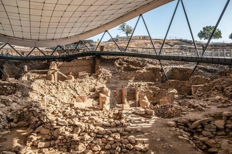 <p>Bunun Göbeklitepe'nin muazzam cazibesinin bir parçası olduğunu belirten Curry, "Binlerce ziyaretçi, çoğu insanın 10 yıl önce adını hiç duymadığı bir yere hayran kalırken, araştırmacılar ilk etapta neden inşa edildiğini anlamaya çalışmaya devam edecekler. Her yeni keşif ise bu alan ve insan uygarlığı hakkında şu anda bildiklerimizi değiştirmeyi vaat ediyor" diye konuştu.</p>
