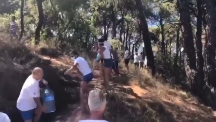 <p>Alevlerin ulaştığı Aşıklar tepesinde vatandaşlar insan zinciri oluşturarak ellerindeki su bidonlarıyla yangına müdahale etti.</p>