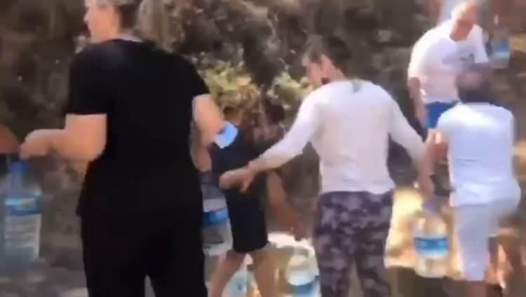 <p>O zincirde yer alanlardan Yunus Emre İpek, "Ada'da ikamet ettiğim evde balkona çıktığımda dumanları gördüm. Adalıyız biz. Her Adalı gibi elimizden geleni yapmak için gönüllü kıyafetlerimizle sağ olsun Orman Genel Müdürlüğü'nün dağıttığı ekipmanlarla alana çıktık. Elimizden geleni yaptık"</p>
