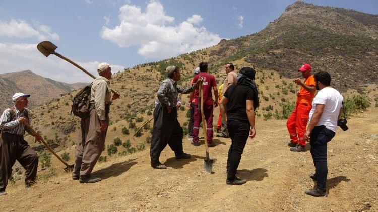 <p>Yangın söndürme çalışmalarına katılan Hakkari Esnaf ve Sanatkarlar Odaları Birliği Başkanı (ESOB) Muharrem Tekin, “Köydeki vatandaşlar ve gönüllü ekiplerle beraber yangına müdahale ediyoruz. </p>