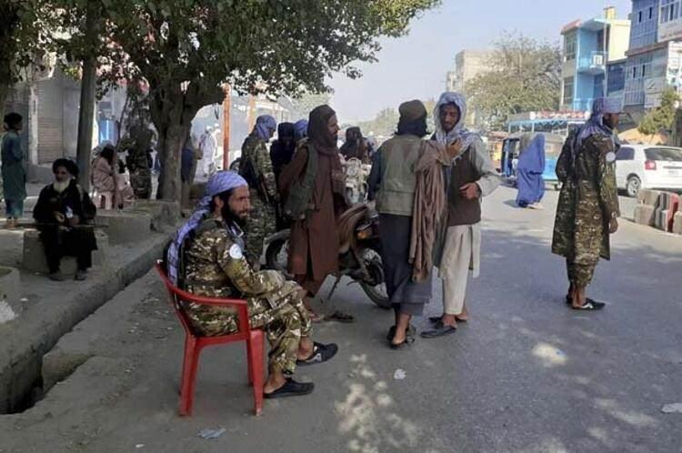 <p>The Hill, Taliban savaşçıları ABD yapımı M4 karabinaları ve M16 tüfekleri de dahil olmak üzere ele geçirilen silah kasalarını zaferle açarken görüntülerini paylaştı</p>
