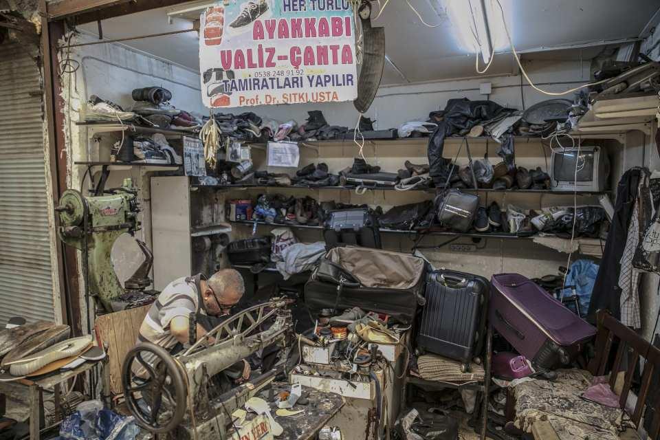 <p>İşini severek yaptığını ve mesleğini uzun yıllar daha sürdürmek istediğini söyleyen Yenilmez, iş yerine gelen müşterilerini geri çevirmediğini, bunun da esnaflığın en önemli sırrı olduğunu ifade etti.</p>
<p> </p>