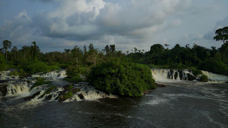 <p>Kamerun'un batısında sahil ve liman kenti Kribi’de bulunan Lobe Şelalesi, eşsiz manzarasıyla ziyaretçilerini ağırlıyor.</p>
