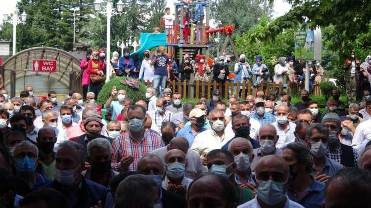 <p>Cenazeye katılan Karadenizli sevilen sanatçı Davut Güloğlu, insanların değerlerine sahip çıkması gerektiğini savunarak “Karadeniz’in çok büyük bir değerini kaybettik. Hem esprileriyle hem müzikleriyle yıllarca Karadeniz’i temsil eden çok değerli bir kardeşimizi kaybettik. Allah yerini ve mekanını cennet eylesin. Tüm Rizeli hemşerilerime de teşekkür ediyorum bu alanı doldurdukları için</p>
