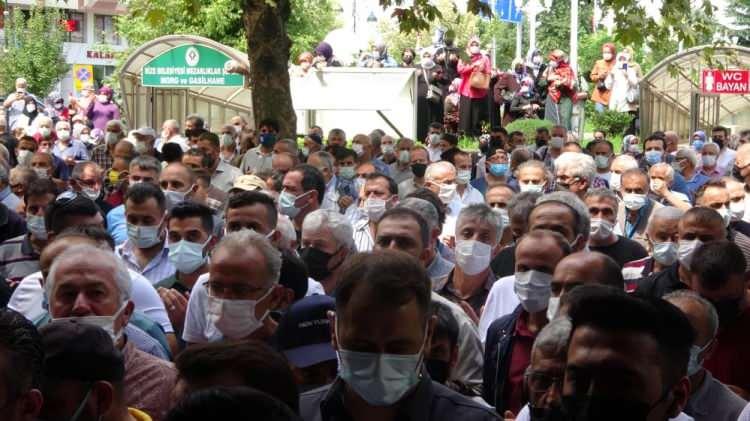 <p> Bugün burada <strong>Cimilli</strong>’yi uğurladık, yarın ben olacağım. Önemli olan değerlerimize sahip çıkmak. Ülkemizde hem sanatta olsun hem insanda olsun değer kaybı var. Hepsine sahip çıkalım. Burada olan ve gelemeyen arkadaşlarımıza herhalde kırgınlarımız olabilir” şeklinde konuştu.</p>