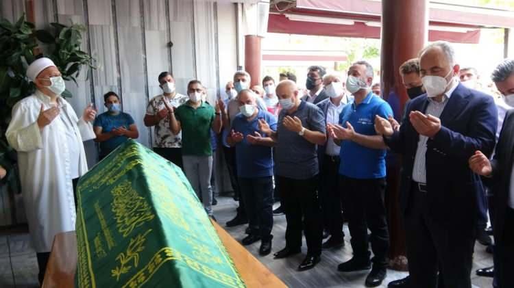 <p>Sanatçıyı anarken şarkılarla, türkülerle değil dua ve Kur’an ile anmak gerektiğini dile getiren bir başka Karadenizli sevilen sanatçı Onay Şahin ise "Sanatçı aslında riske girerek çalıyor, söylüyor, eğlendiriyor, kendi ahiretini de da riske atıyor.  Sabırla insanlara hep moral vermeye çalıştı. Dolayısıyla hastalığına sabredene de Allah karşılığını verecektir. Bugün onun için dua ettik.</p>
