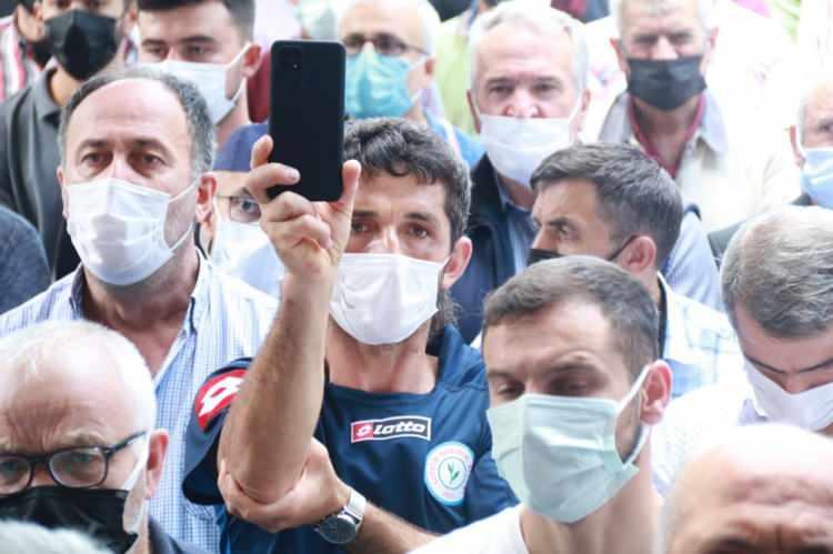 <p> Biz öldükten sonra bizleri türkülerimizle değil de Kur-an ile dualarla ansınlar. Biliyoruz ki o türkülerin öbür tarafa bir faydası yok. Bunlar birbirimize dünyayı hoş etmek için, birbirimize dünyayı zindan etmemek için güzellikler” idelerini kullandı.</p>
