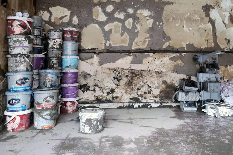 <p>İlçe merkezinde bulunan bir eczanedeki dağılmış ilaç kutuları, beyaz eşya dükkanında kalan tek buzdolabı, avizecide sadece tavanda asılı halde kalan aydınlatma ürünleri ve hırdavatçıdaki köşeye dizilmiş rengarenk boya kovaları dikkati çekiyor.</p>

<p> </p>
