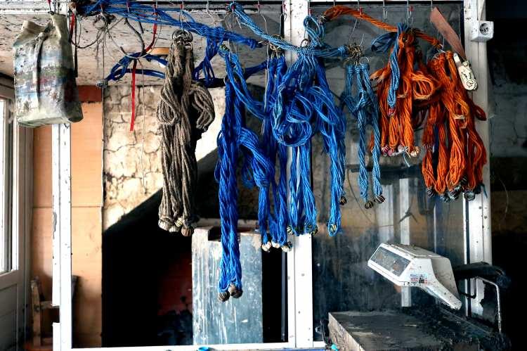 <p>Sel suyuna rağmen ekmek fırınındaki sürüklenmeyen duvara dayandırılmış ve üst üste dizilmiş ahşap hamur dinlendirme kaplarının yanı sıra nalburdaki çamur içinde kalan çit örgü teli ruloları, hızar ve kesici aletler de görülebiliyor.</p>

<p> </p>
