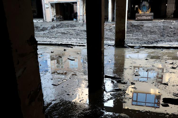 <p>Su ve elektrik tesisat malzemeleri satan bir esnafın iş yerini temizleme çalışmaları sırasında kolona yazdığı, "Allah bir daha böyle afet yaşatmasın, amin." ifadesi de vatandaşların duygularını ve yaşadıklarını yansıtan önemli bir gösterge oldu.</p>

<p> </p>
